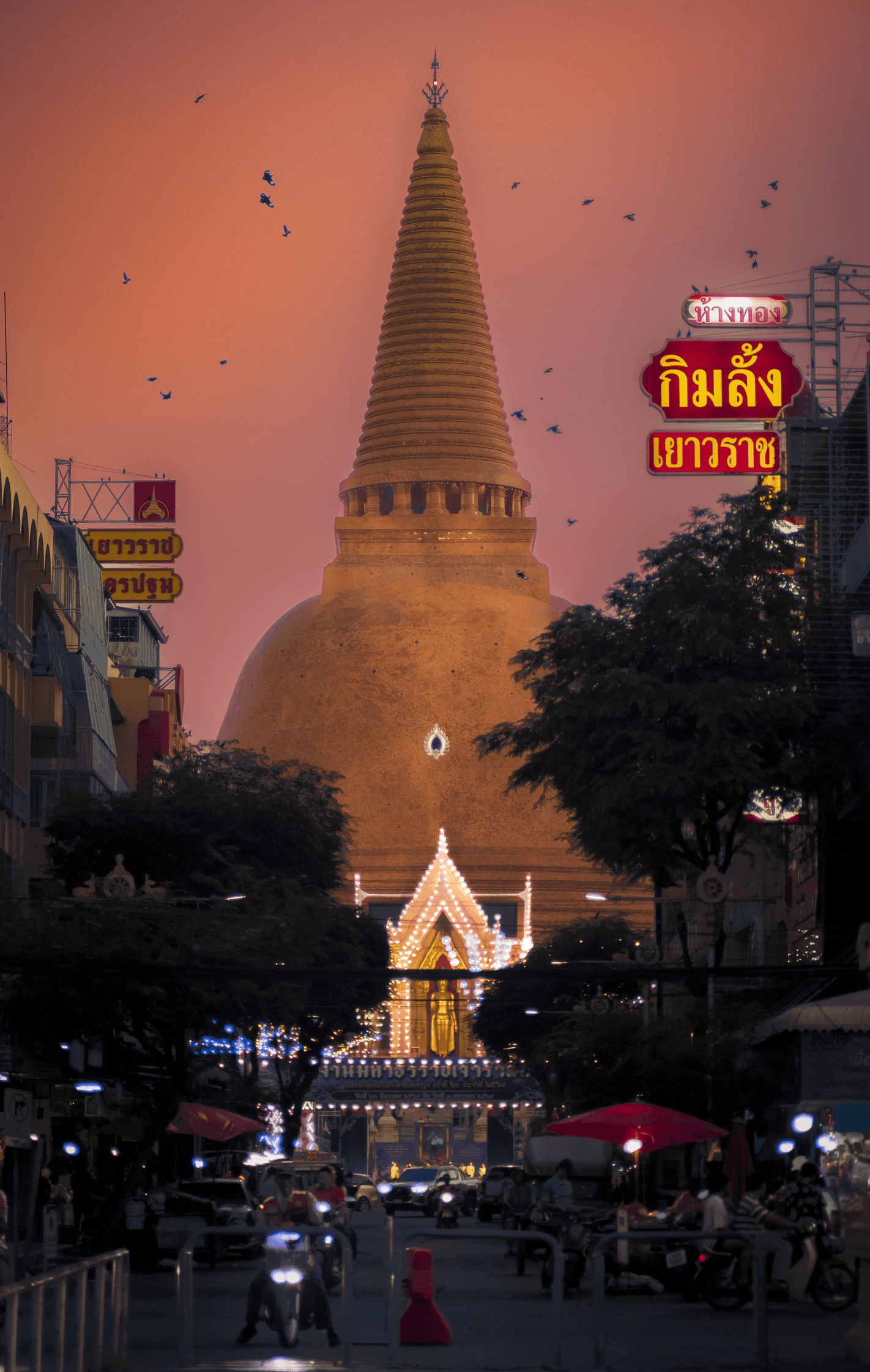 Phra Pathom Chedi illuminated at night
